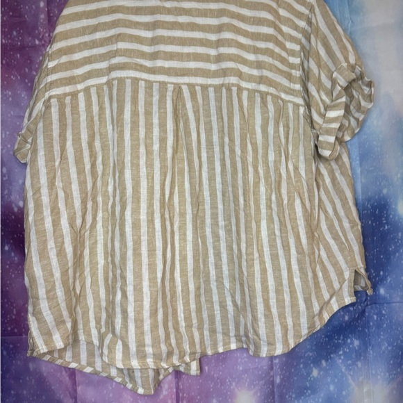 New women’s universal thread button down short sleeve shirt 🛍 - Picture 3 of 3